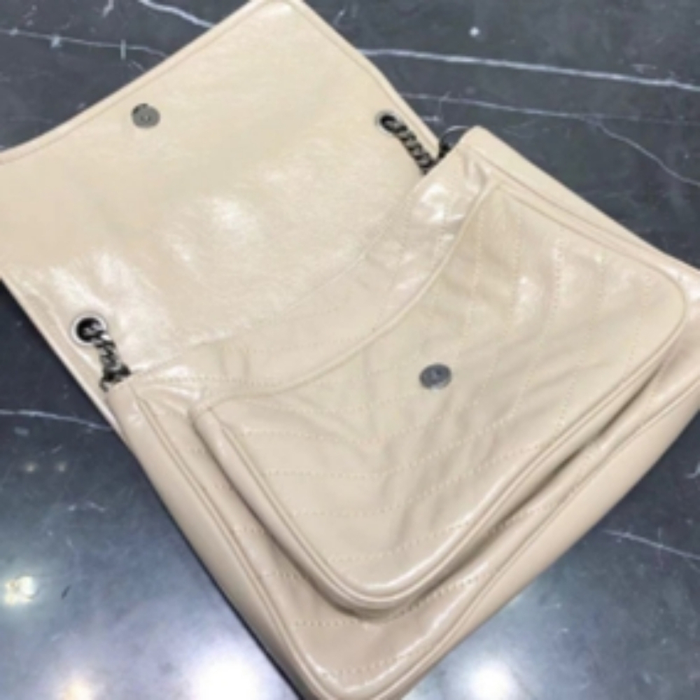 Handbag for crossbody use